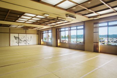 大部屋は海が見える、最大80名収容のお部屋です。